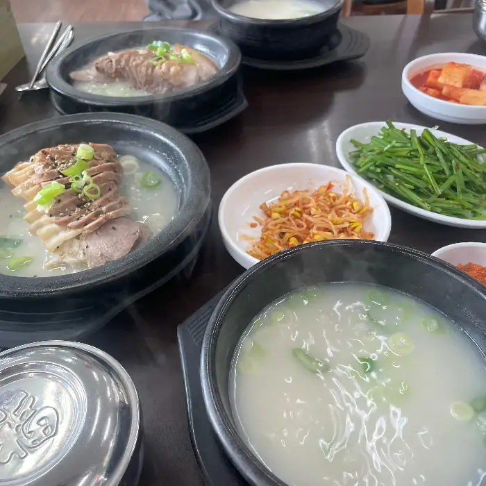 테이블에 놓인 여러 그릇의 국밥
