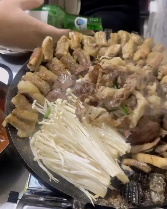 푸짐하게 차려진 곱창 모듬 구이