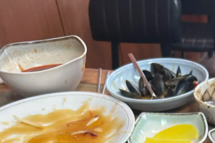 짬뽕을 먹고 난 뒤 남은 홍합 껍데기와 국물