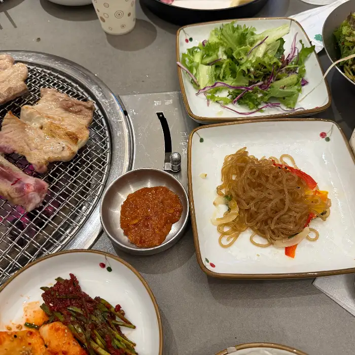 테이블에 차려진 다양한 반찬과 샐러드