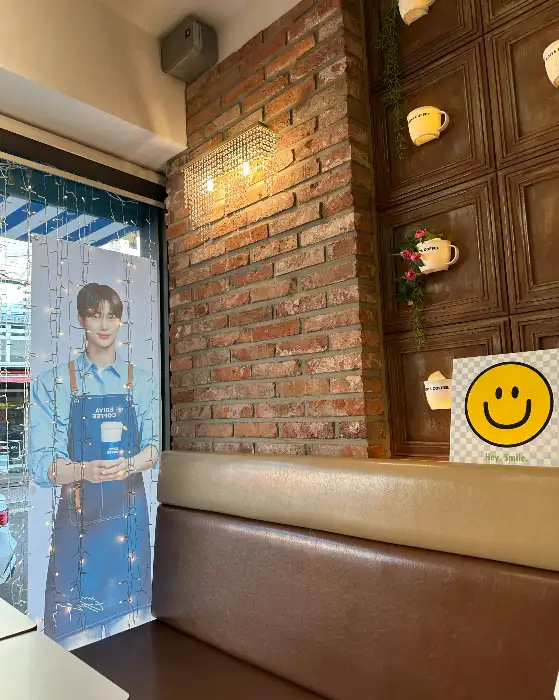 이디야 강원사내점 입구 옆에 세워진 입간판