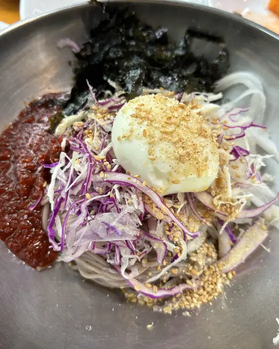 다 비벼진 비빔 막국수