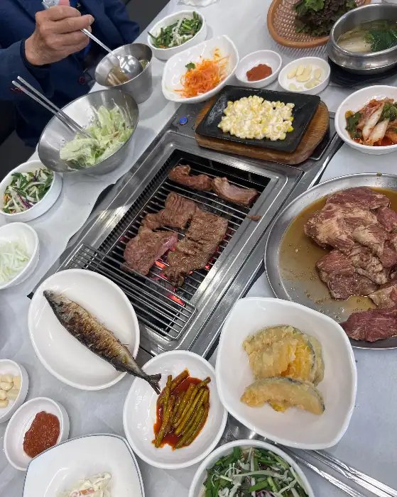 테이블에 차려진 다양한 음식들의 전체적인 모습