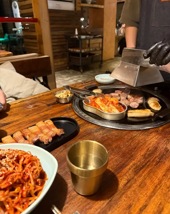 불판 위에서 지글거리는 삼겹살