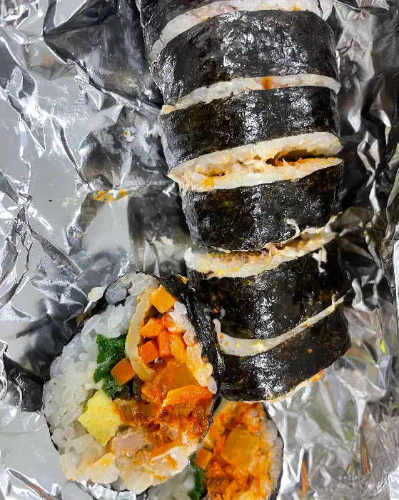 다양한 재료가 꽉 찬 김밥 단면
