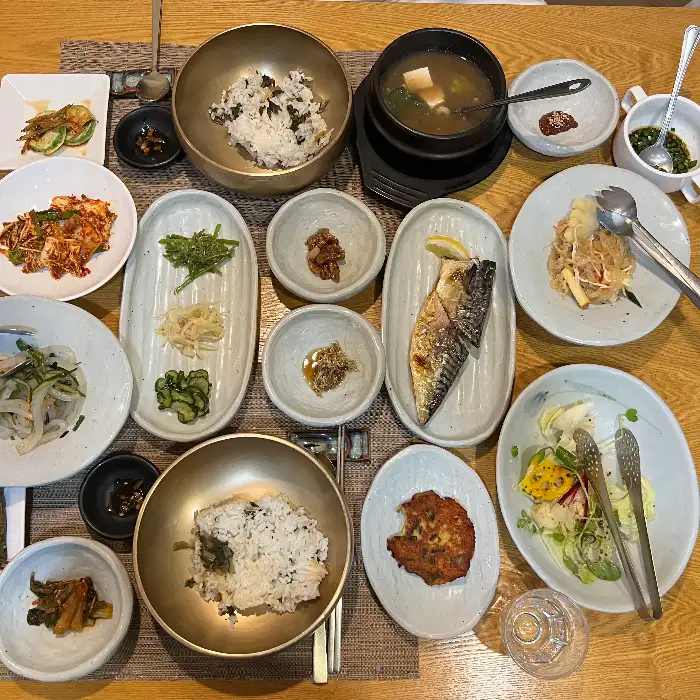 생선구이와 밥, 국 등 한정식 메뉴.