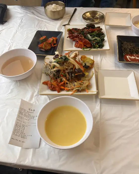테이블에 차려진 푸짐한 밑반찬들