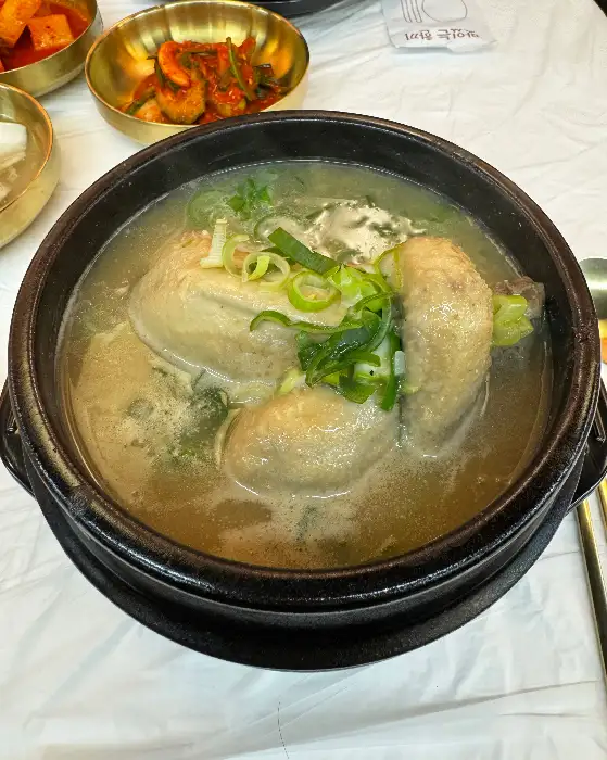 담백한 닭고기가 돋보이는 삼계탕
