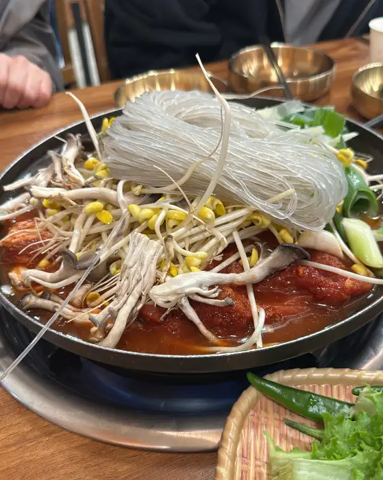 당면과 콩나물이 듬뿍 올라간 물갈비전골