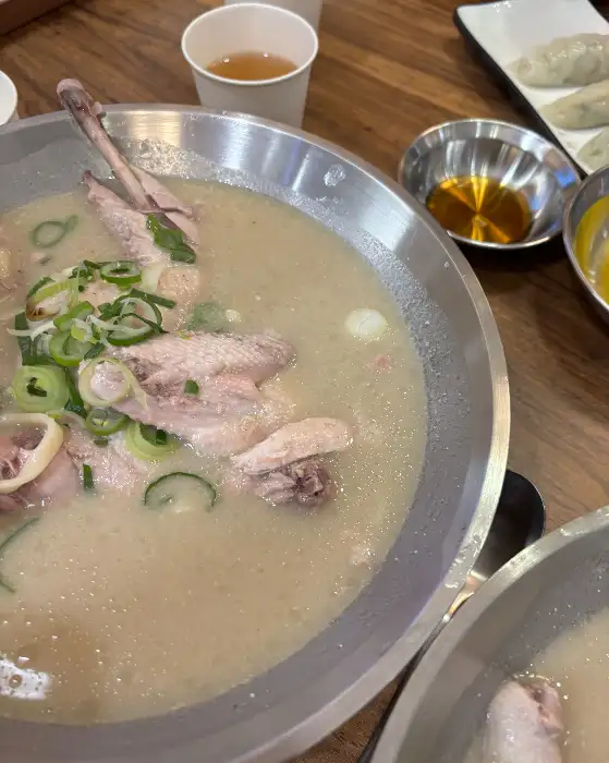 닭이 통째로 들어간 닭칼국수 근접 촬영