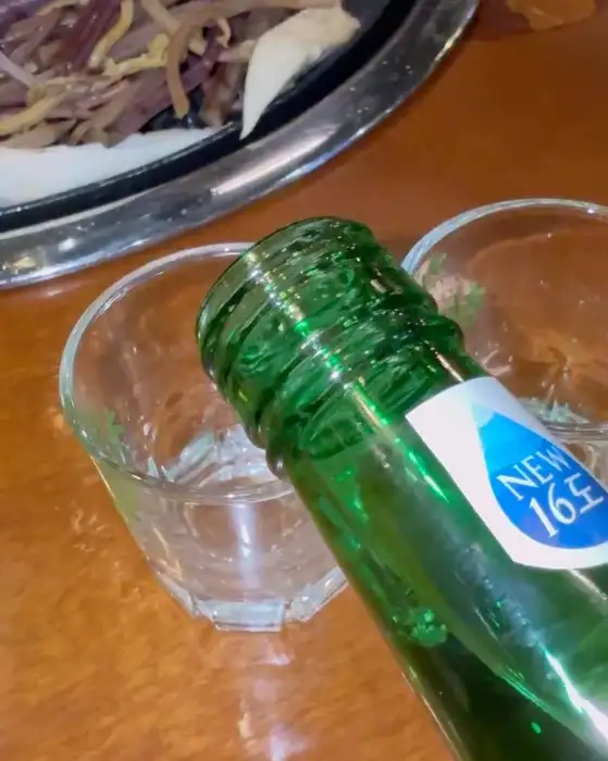 고반식당 마곡점에서 소주를 따르는 모습