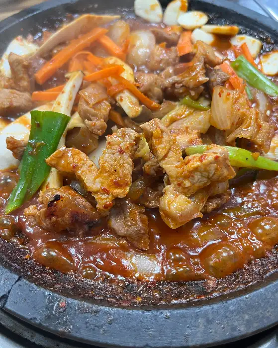 돌판 위에서 지글지글 끓고 있는 돼지두루치기