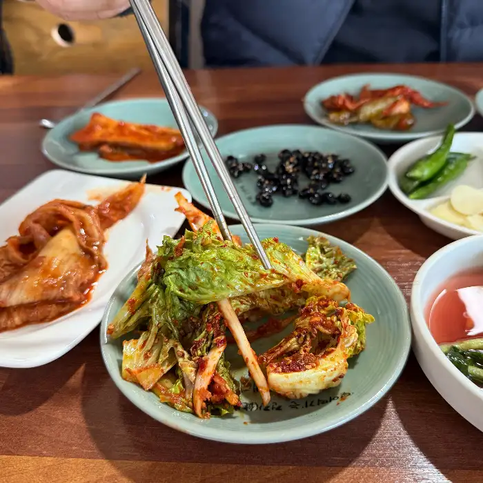 집게로 집어 먹는 맛있는 김치