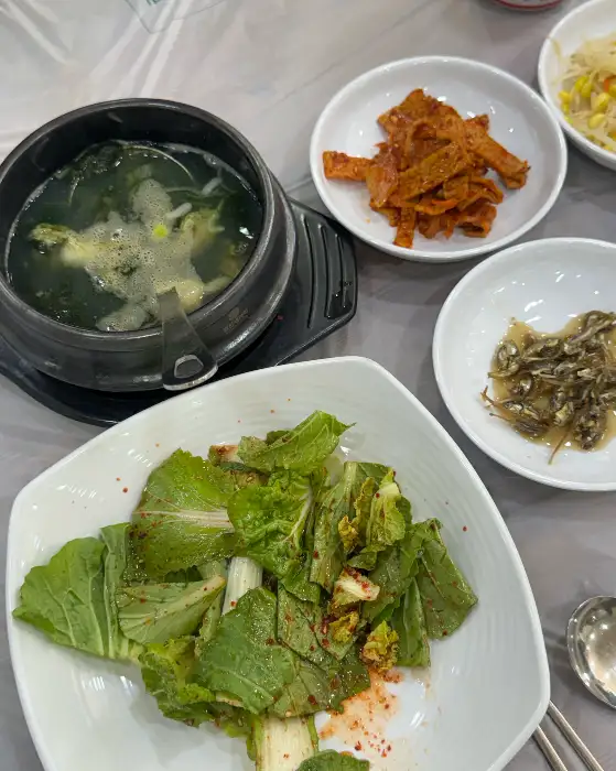 신선한 겉절이와 곁들임 반찬