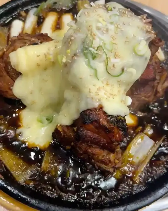 치즈가 듬뿍 올라간 뼈찜