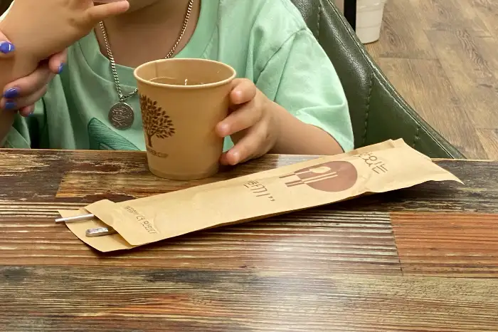 젓가락 포장지와 컵