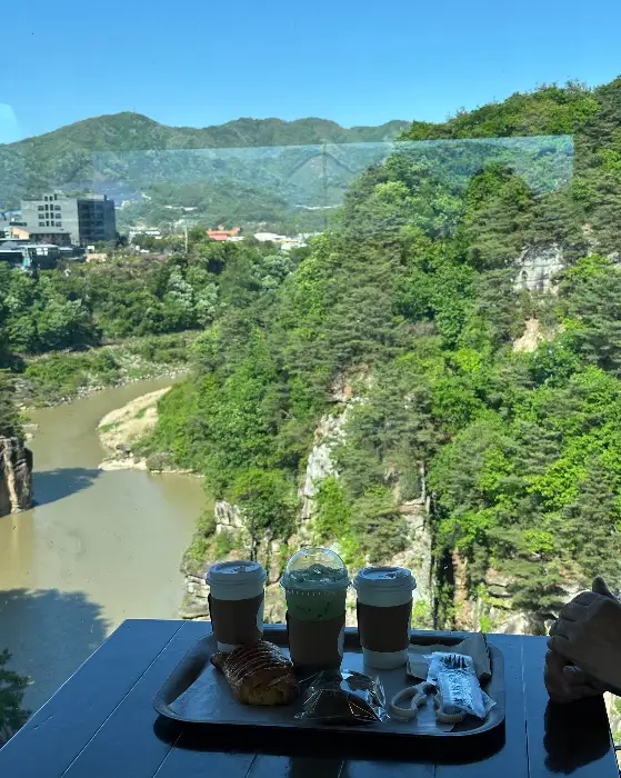 주문한 음료와 빵이 담긴 트레이
