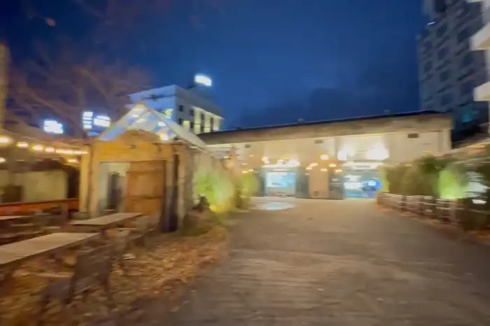 밤의 브루웍스 외부