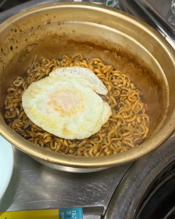 초벌된 돼지껍데기가 노릇하게 구워지고 있다.