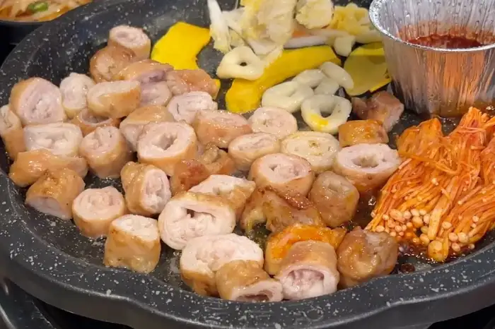 다양하게 구워진 막창과 팽이버섯, 쌈채소