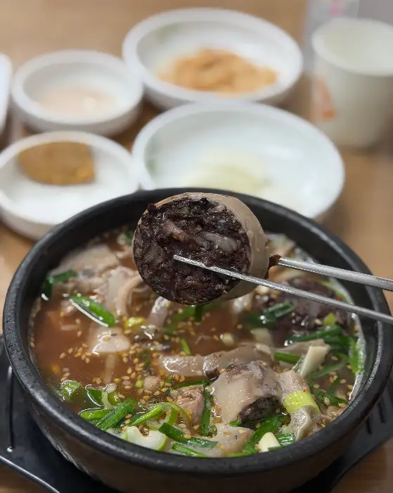 젓가락으로 집어 올린 큼직한 순대