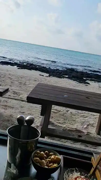 해변가 테이블 풍경