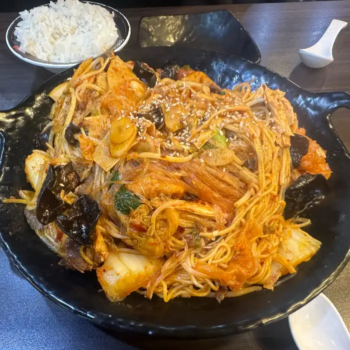 푸짐하게 담긴 마라탕 속 재료들