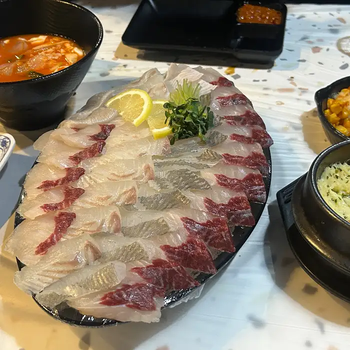 두툼하게 썰어낸 모듬회
