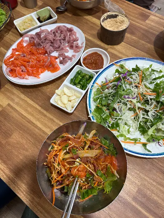 송어회 비빔밥을 비비기 전의 모습