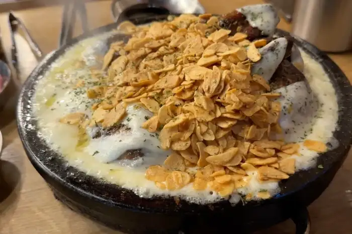 치즈와 옥수수 토핑을 곁들인 통닭