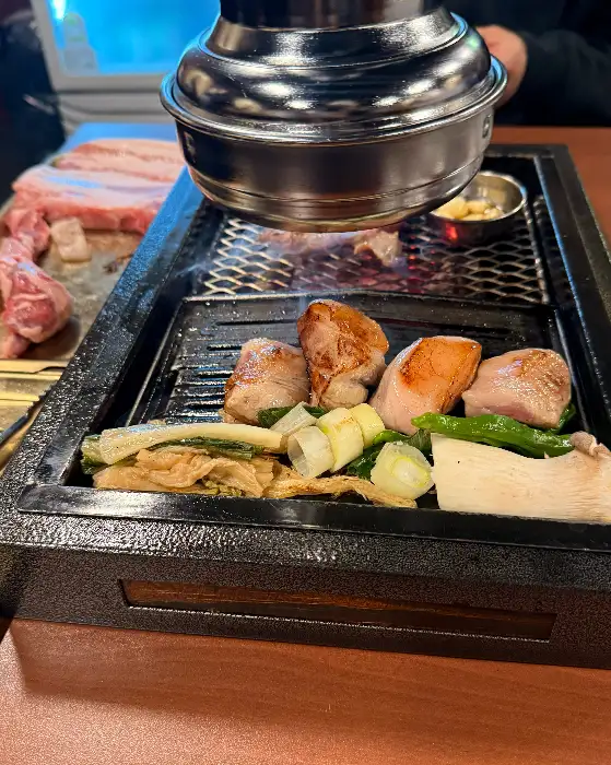 숯불 위에서 맛있게 구워지고 있는 고기들