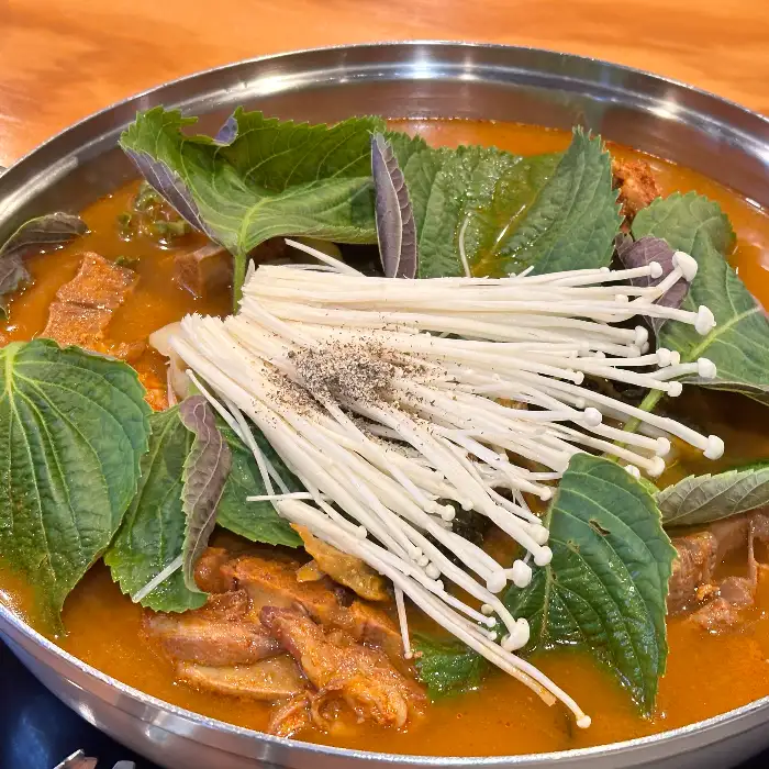 신선한 채소와 버섯이 올라간 뼈전골