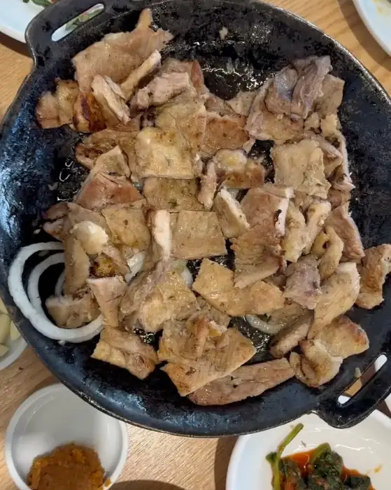 푸짐하게 담긴 돼지갈비