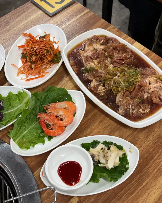 다양한 밑반찬과 함께 나온 돼지갈비