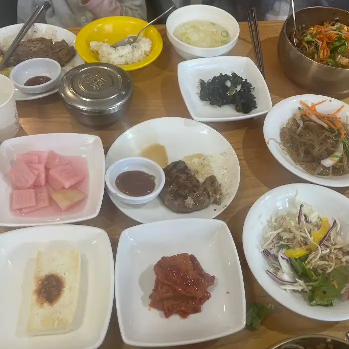 다양한 밑반찬과 떡갈비