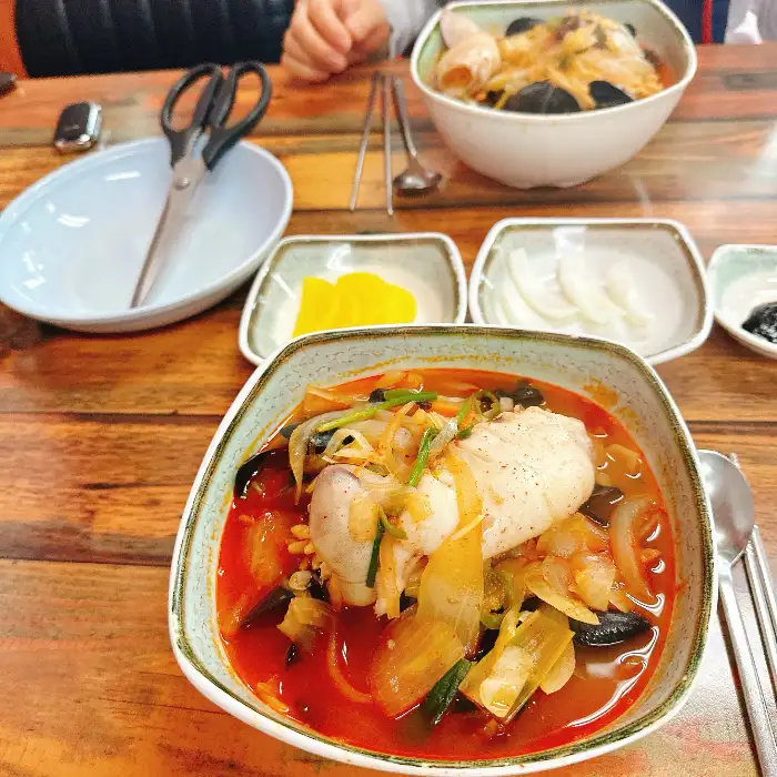 테이블에 차려진 다양한 중식 메뉴