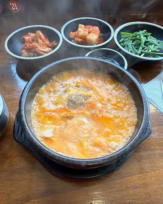 끓고 있는 얼큰한 국물 요리