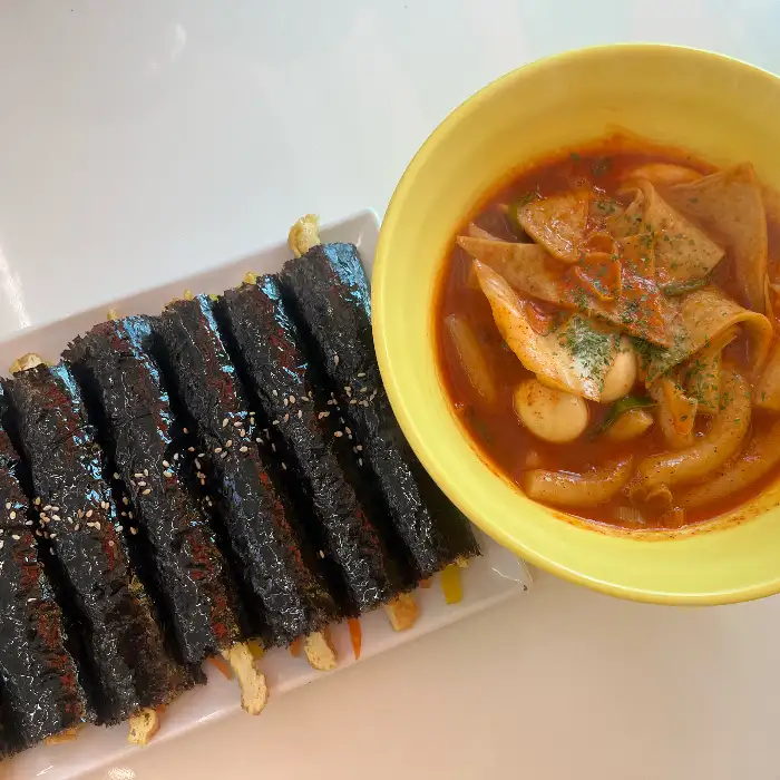 접시에 가지런히 놓인 김밥과 떡볶이