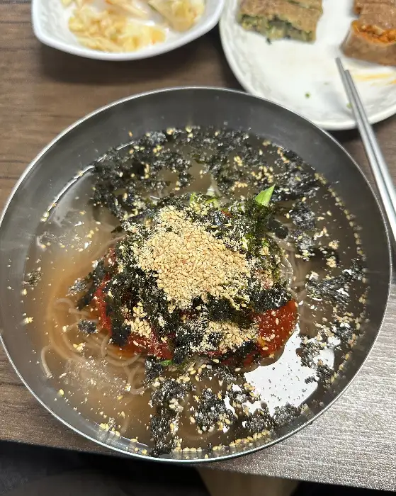 매콤한 양념이 돋보이는 비빔 막국수.