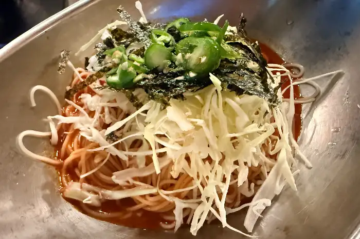 푸짐하게 담긴 비빔국수