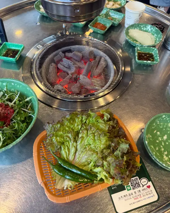 신선한 쌈 채소와 고추