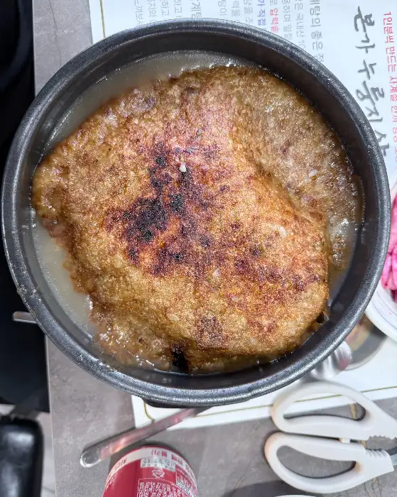 먹음직스러운 누룽지 삼계탕