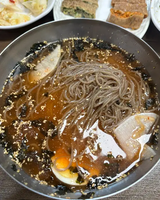 시원한 육수에 담긴 물막국수의 담백한 비주얼.