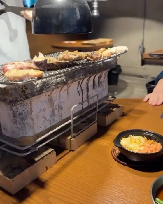 숯불 위에서 구워지는 닭고기