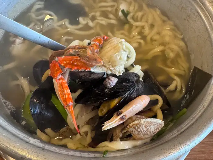 푸짐한 해물 칼국수 한 그릇
