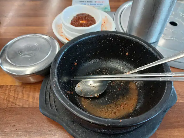 깨끗하게 비워진 순대국 뚝배기