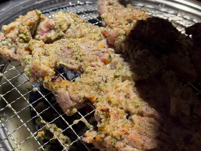 숯불 위에서 익어가는 갈비
