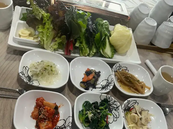 싱싱한 쌈채소와 메인 요리