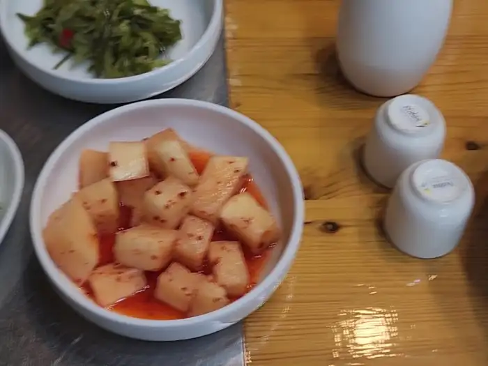 큐브 모양으로 썰어진 깍두기