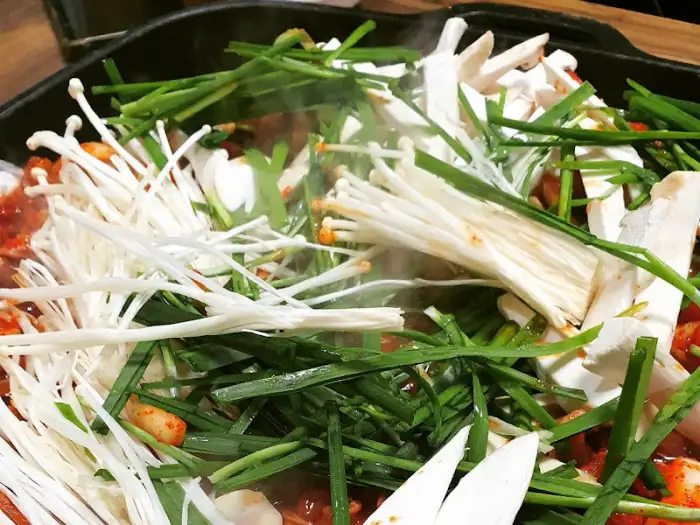오리 고기와 함께 볶아진 버섯과 채소